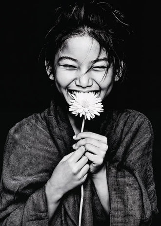 Floral Portrait Modern Minimalist Wall Art – Black and White Daisy Smile